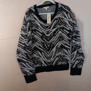 🦚JohnPaulRichard Black and White Crew Neck Sweater with Zebra Pattern